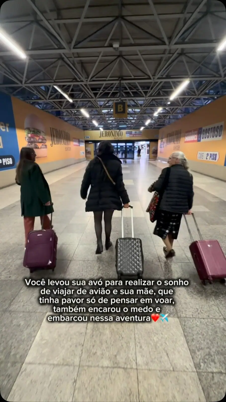 Post de cliente: família embarcando no aeroporto