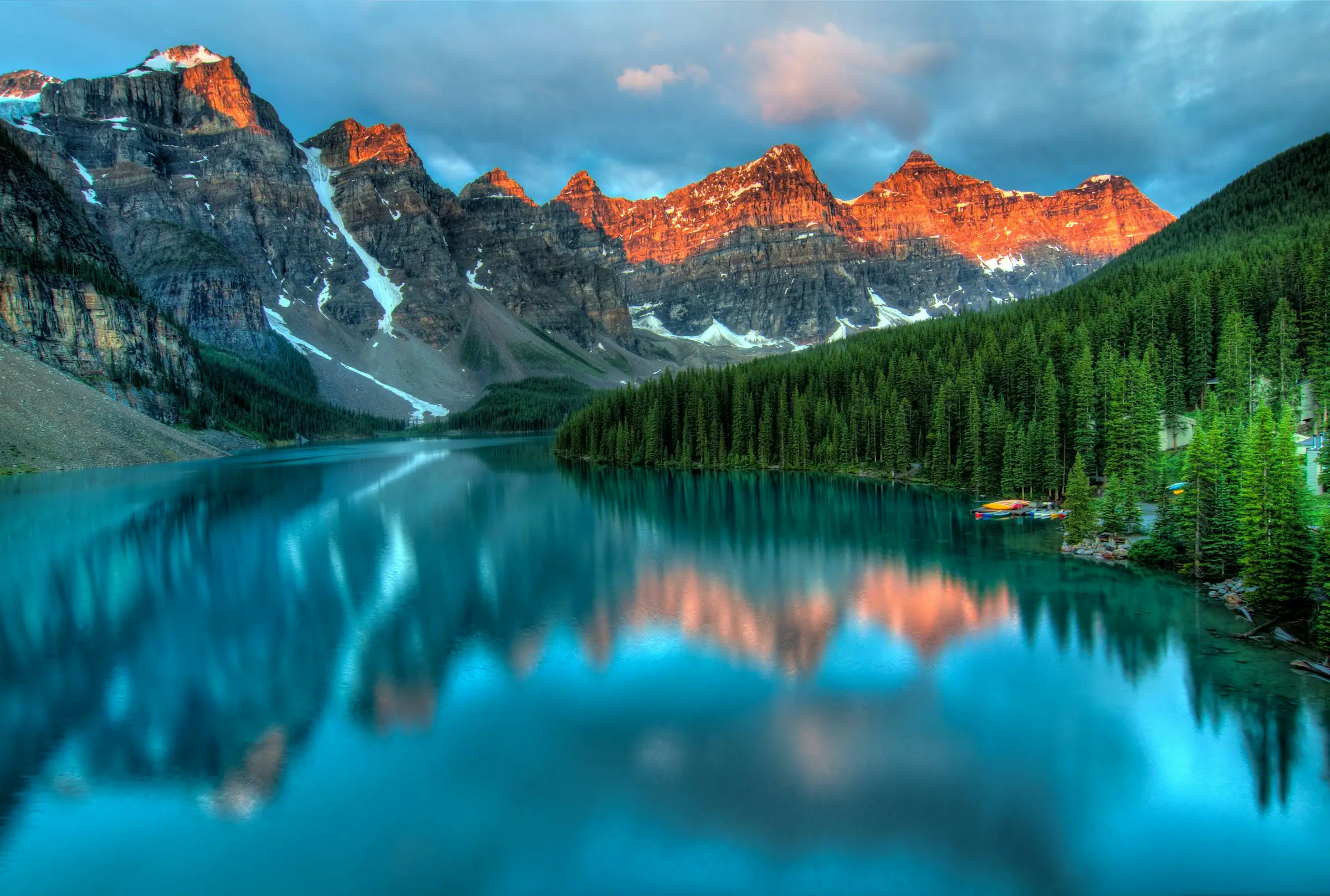 Lago Moraine e montanhas no Canadá