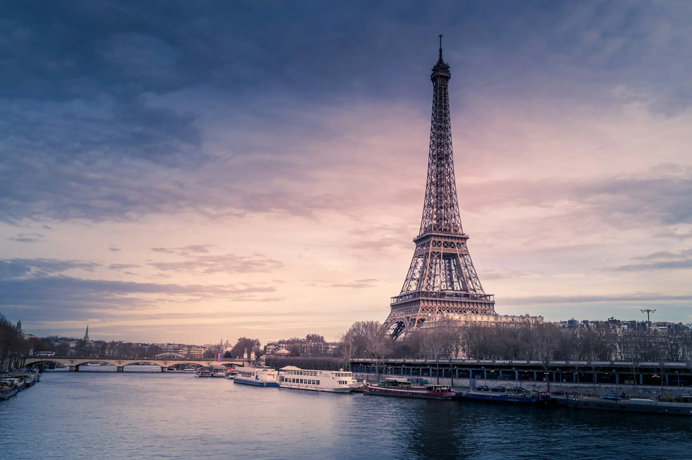 Torre Eiffel e o rio Sena ao pôr do sol